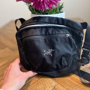 Arc'teryx Mantis 2 Waistpack | Unisex belt bag & Fanny pack & Crossbody